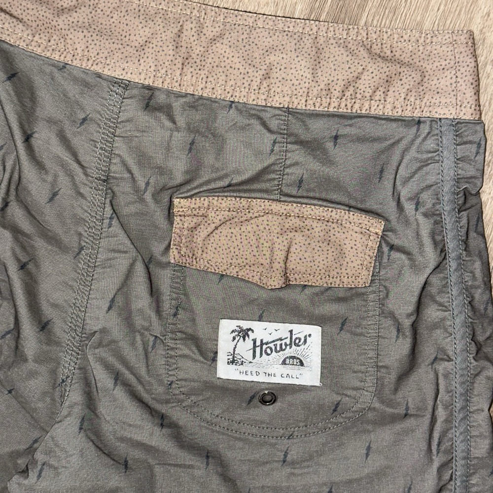 Howler Brothers Bruja Stretch Board Shorts Men's 28 Grey Lightning Bolts Hybrid